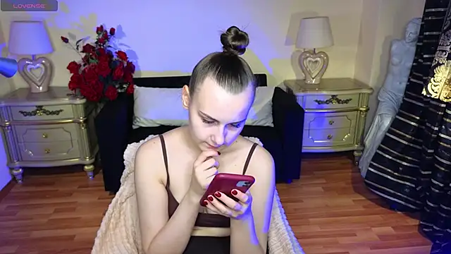 Snapshot of Kelly_Cartier chatting on 10-04-25, 11:52 Kelly Cartier online show from 10-04-25, 11:52