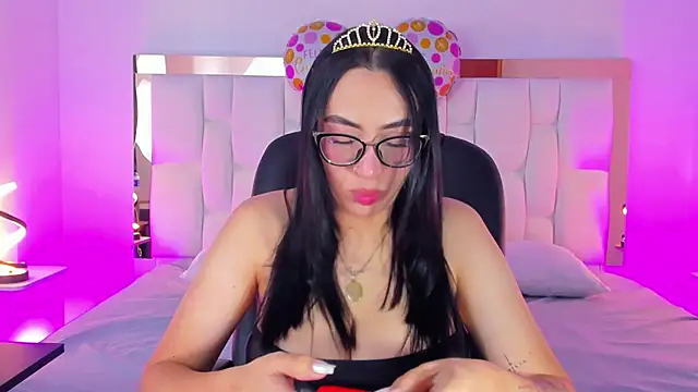 Snapshot of Camille_Juicy chatting on 09-17-25, 01:02 Camille Juicy online show from 09-17-25, 01:02