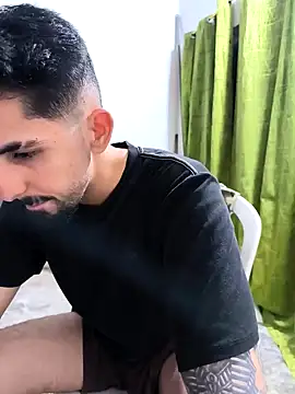 Snapshot of giannis090 chatting on 09-30-25, 04:17 giannis090 online show from 09-30-25, 04:17