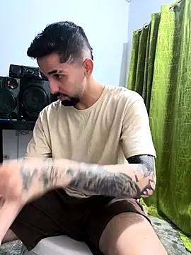 Snapshot of giannis090 chatting on 10-12-25, 08:02 giannis090 online show from 10-12-25, 08:02