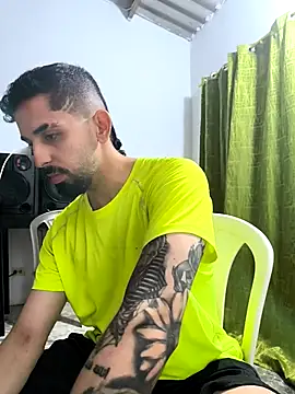 Snapshot of giannis090 chatting on 10-15-25, 04:01 giannis090 online show from 10-15-25, 04:01