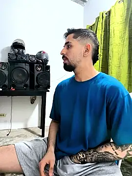 Snapshot of giannis090 chatting on 10-22-25, 03:51 giannis090 online show from 10-22-25, 03:51