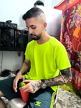 Snapshot of giannis090 chatting on 11-01-25, 10:23 giannis090 online show from 11-01-25, 10:23