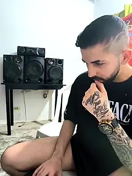 Snapshot of giannis090 chatting on 11-22-25, 09:47 giannis090 online show from 11-22-25, 09:47