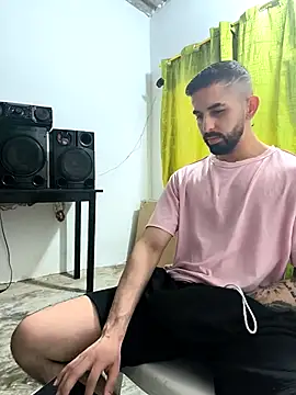 Snapshot of giannis090 chatting on 11-28-25, 08:33 giannis090 online show from 11-28-25, 08:33