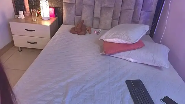 Snapshot of emmi_collinss chatting on 10-04-25, 07:34 emmi collinss online show from 10-04-25, 07:34