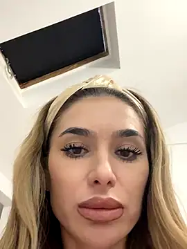 Snapshot of KaseyQuinn_ chatting on 10-08-25, 02:58 KaseyQuinn online show from 10-08-25, 02:58