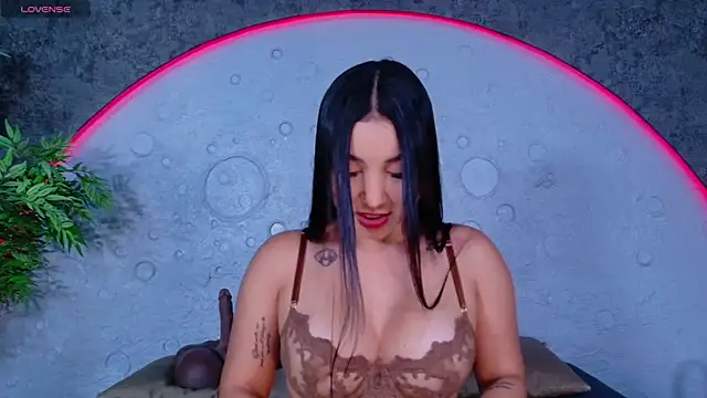 ReinaChloe online show from 04-29-26, 04:22