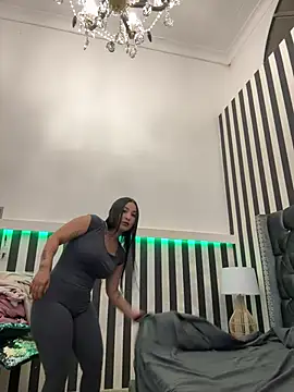 ReinaChloe online show from 06-10-26, 03:50
