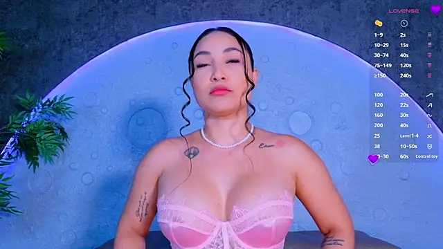ReinaChloe online show from 06-18-26, 04:33