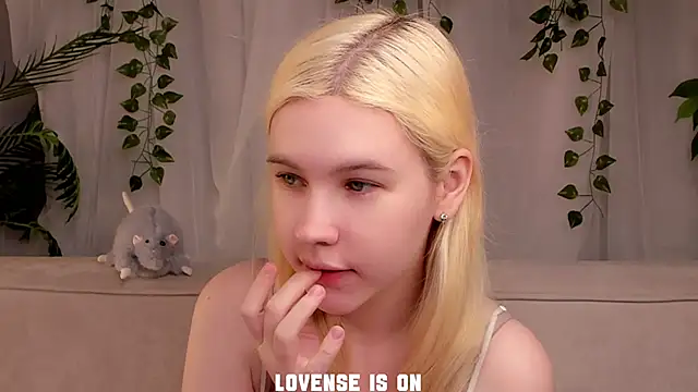 ElizSpieth online show from 11-13-25, 01:04