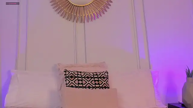 CharlotteBrownn  online show from 07-01-26, 12:23