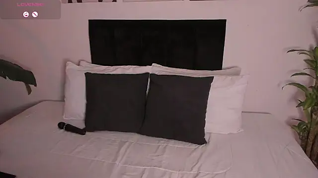 Snapshot of izzyvega__ chatting on 10-14-25, 11:49 izzyvega online show from 10-14-25, 11:49