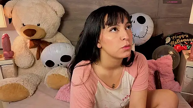 Snapshot of MeganAdamms chatting on 10-17-25, 12:30 MeganAdamms online show from 10-17-25, 12:30