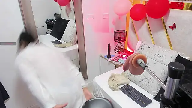 Snapshot of Luna_Naughty1 chatting on 02-18-26, 07:32 Luna Naughty1 online show from 02-18-26, 07:32