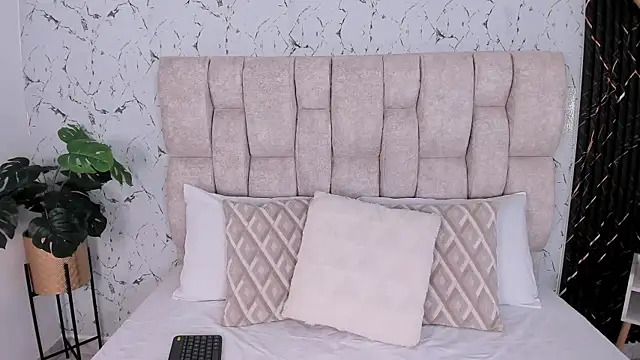 Snapshot of Laura_Ivy chatting on 11-10-25, 12:37 Laura Ivy online show from 11-10-25, 12:37