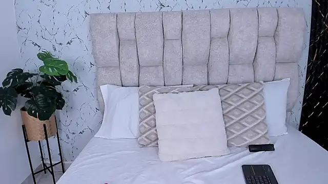 Snapshot of Laura_Ivy chatting on 11-11-25, 01:00 Laura Ivy online show from 11-11-25, 01:00