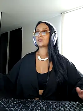 Snapshot of Esmeralda333 chatting on 03-03-26, 02:45 Esmeralda333 online show from 03-03-26, 02:45