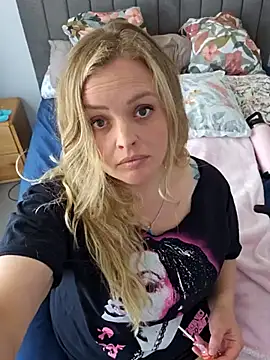 Snapshot of Bridgette03 chatting on 10-15-25, 02:22 Bridgette03 online show from 10-15-25, 02:22