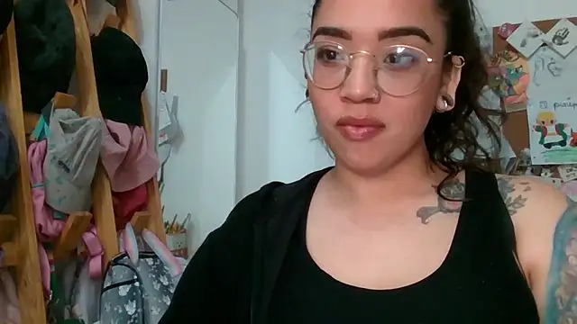 Snapshot of GypsyMamacita chatting on 09-17-25, 02:52 GypsyMamacita online show from 09-17-25, 02:52