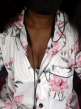 Snapshot of Thamilmegalai chatting on 01-14-26, 03:45 Thamilmegalai online show from 01-14-26, 03:45