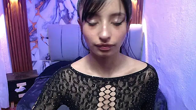 alaia blue online show from 10-04-25, 01:20