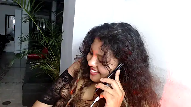 Snapshot of CloeStron chatting on 10-11-25, 12:32 CloeStron online show from 10-11-25, 12:32