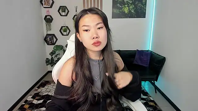 LunaPurrr online show from 11-28-25, 11:18