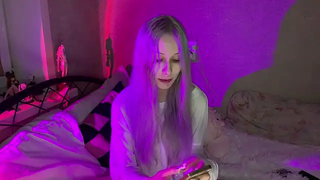 Snapshot of Elaincutee chatting on 09-11-25, 10:10 Elaincutee online show from 09-11-25, 10:10