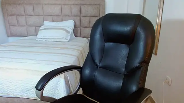 Snapshot of lilithfox05 chatting on 10-05-25, 10:18 lilithfox05 online show from 10-05-25, 10:18