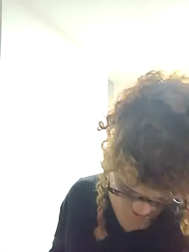 Snapshot of Vikyvoyeur chatting on 09-23-25, 02:47 Vikyvoyeur online show from 09-23-25, 02:47