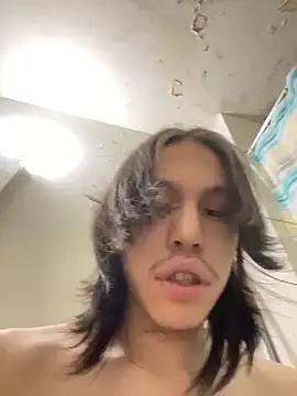 Snapshot of heytherepeoples717 chatting on 12-15-25, 05:01 heytherepeoples717 online show from 12-15-25, 05:01