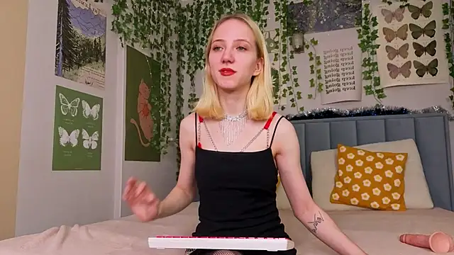 Snapshot of EmmaNovak chatting on 12-16-25, 11:48 EmmaNovak online show from 12-16-25, 11:48