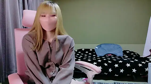 Snapshot of miyu0002 chatting on 11-04-25, 12:04 miyu0002 online show from 11-04-25, 12:04