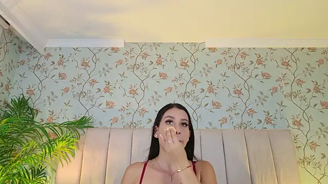 Snapshot of elsa_gb chatting on 03-08-26, 03:43 elsa gb online show from 03-08-26, 03:43