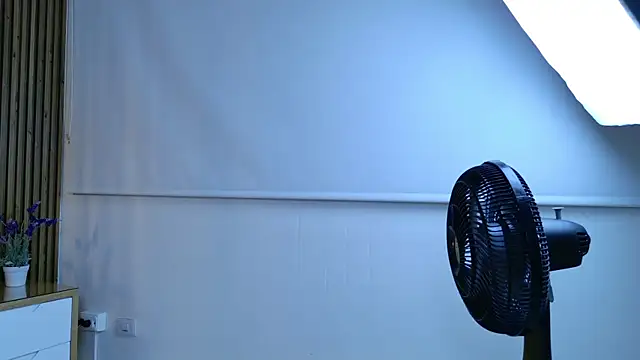 Snapshot of elsa_gb chatting on 03-27-26, 03:23 elsa gb online show from 03-27-26, 03:23