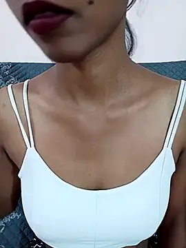 Snapshot of Small_Titss chatting on 10-13-25, 05:07 Small Titss online show from 10-13-25, 05:07