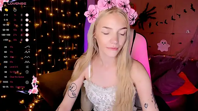 Snapshot of AnyaTaylor_ chatting on 10-31-25, 02:01 AnyaTaylor online show from 10-31-25, 02:01