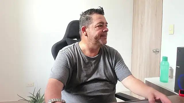 Snapshot of massimo_dannger chatting on 10-14-25, 05:36 massimo dannger online show from 10-14-25, 05:36