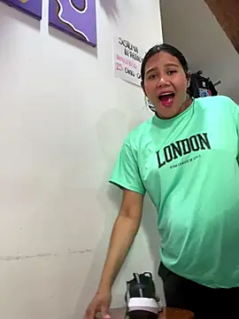 Snapshot of burbuja02 chatting on 12-14-25, 02:33 burbuja02 online show from 12-14-25, 02:33