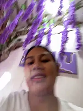 Snapshot of burbuja02 chatting on 12-19-25, 02:24 burbuja02 online show from 12-19-25, 02:24