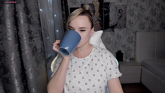 Snapshot of KiraKrox chatting on 10-30-25, 08:53 KiraKrox online show from 10-30-25, 08:53