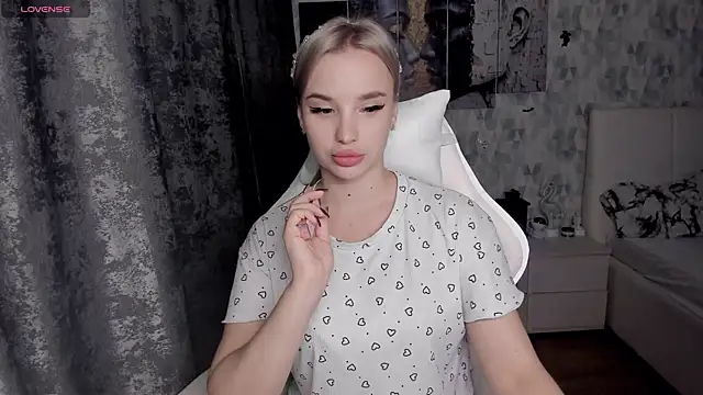 Snapshot of KiraKrox chatting on 11-03-25, 07:37 KiraKrox online show from 11-03-25, 07:37