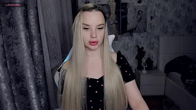 Snapshot of KiraKrox chatting on 12-17-25, 10:05 KiraKrox online show from 12-17-25, 10:05