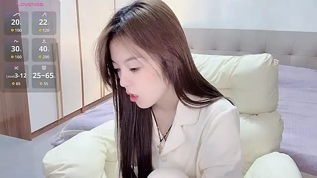 Snapshot of T-LL77- chatting on 10-08-25, 06:16 T-LL77- online show from 10-08-25, 06:16