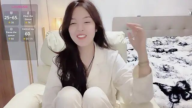 Snapshot of T-LL77- chatting on 02-10-26, 06:23 T-LL77- online show from 02-10-26, 06:23