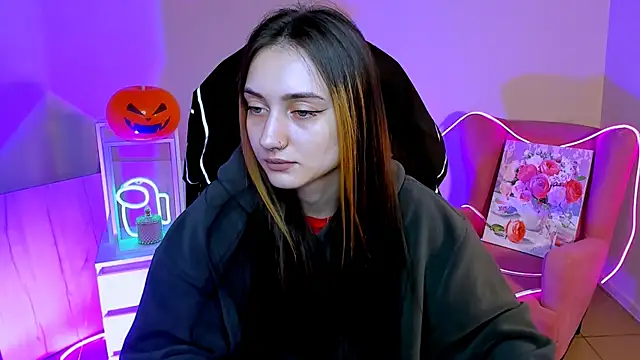 Snapshot of olivianorton chatting on 10-24-25, 01:18 olivianorton online show from 10-24-25, 01:18