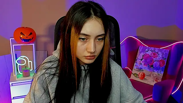 Snapshot of olivianorton chatting on 10-27-25, 03:38 olivianorton online show from 10-27-25, 03:38