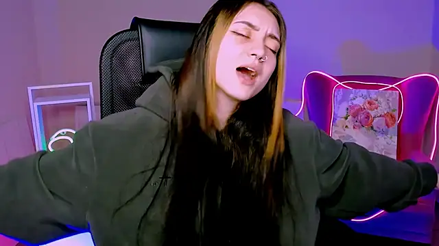 Snapshot of olivianorton chatting on 11-01-25, 01:02 olivianorton online show from 11-01-25, 01:02