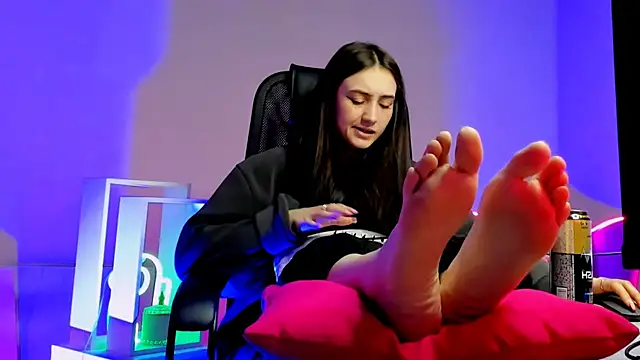 Snapshot of olivianorton chatting on 11-24-25, 03:34 olivianorton online show from 11-24-25, 03:34